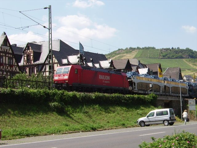 Baureihe 185 mit Autotransportwagen in Oberwesel.