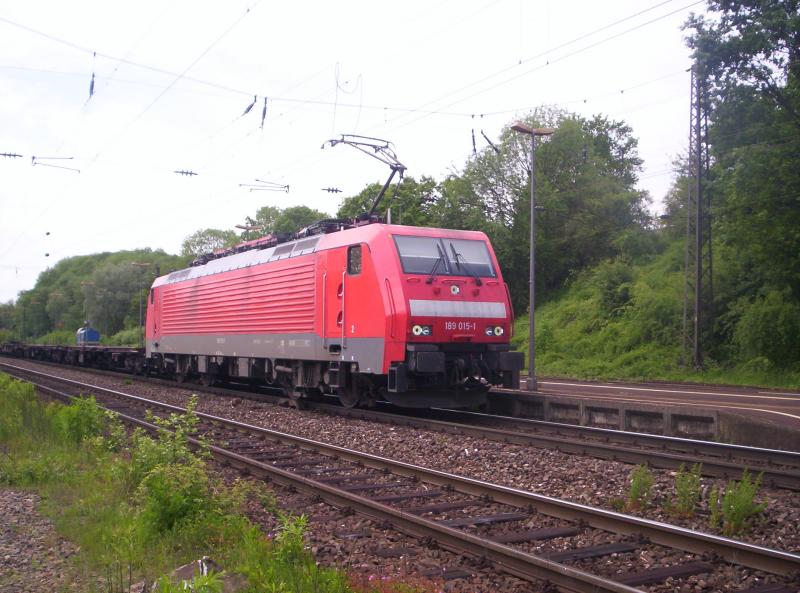 Baureihe 189 015-1 wartet am 18.05.2005 in Laufach auf ihre Schublok.