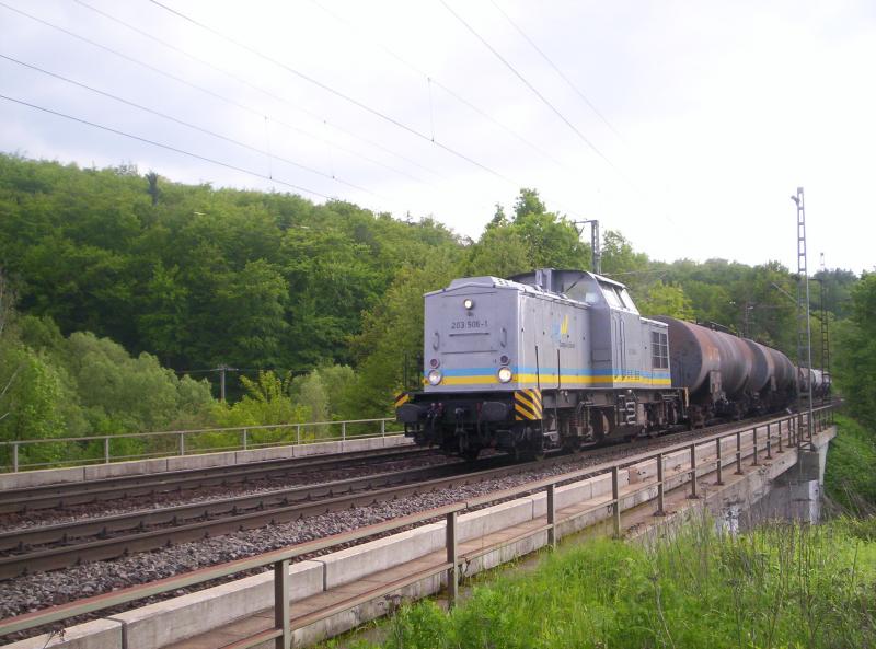 Baureihe 203 506-1 fuhr am 18.05.2005 ber die Brcke vor dem Bahnhof Laufach. Nachdem dieser Zug berhollt wurde, hat das Krokodil 1020 041 der MWB geholfen, diesen Zug hoch zu schieben.