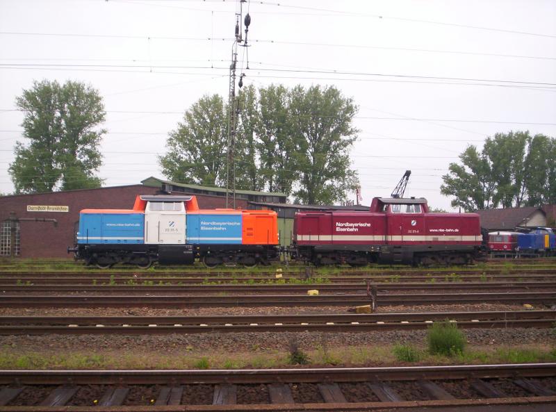 Baureihe 212 511-5 und 212 575-0 standen am 17.05.2005 in Darmstadt-Kranichstein.