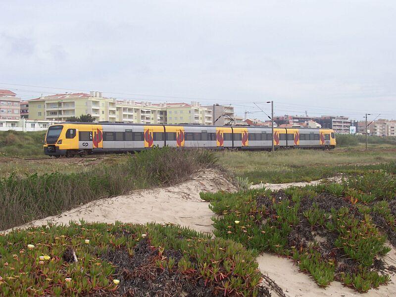 Baureihe 3400 am 15.05.2006 zwischen Granja und Espinho an der Costa Verde, einem schnen Sandstrand etwa 20 Kilometer sdlich von Porto. Im Vordergrund kleine, teilweise bewachsene Sanddnen. 