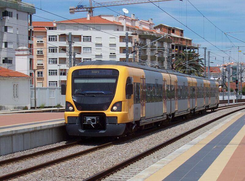 Baureihe 3400 fhrt am 15.05.2006 in den Bahnhof Aveiro ein, auch dieser Bahnhof liegt an der Strecke Lissabon - Porto.