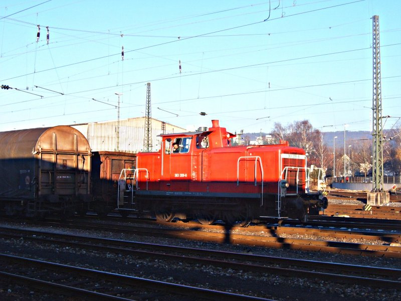 Baureihe 363 209-8 am 15.12.06 auf einem Abstellgleis im Bahnhof Aalen. Diese rangierte Gterwagen.