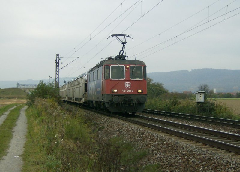 Baureihe 421 390 der SBB Cargo am 23.10.07 kurz nach Malsch. In krze erreicht der Zug Muggensturm. Diese Baureihe verkehrt wie auch die SBB Cargo Baureihe 482 fters an der Strecke.