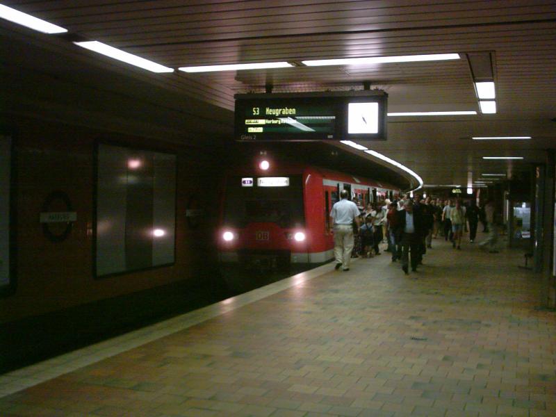 Baureihe 474 der Hamburger S-Bahn am 15.07.2003 im Bahnhof Harburg (S)