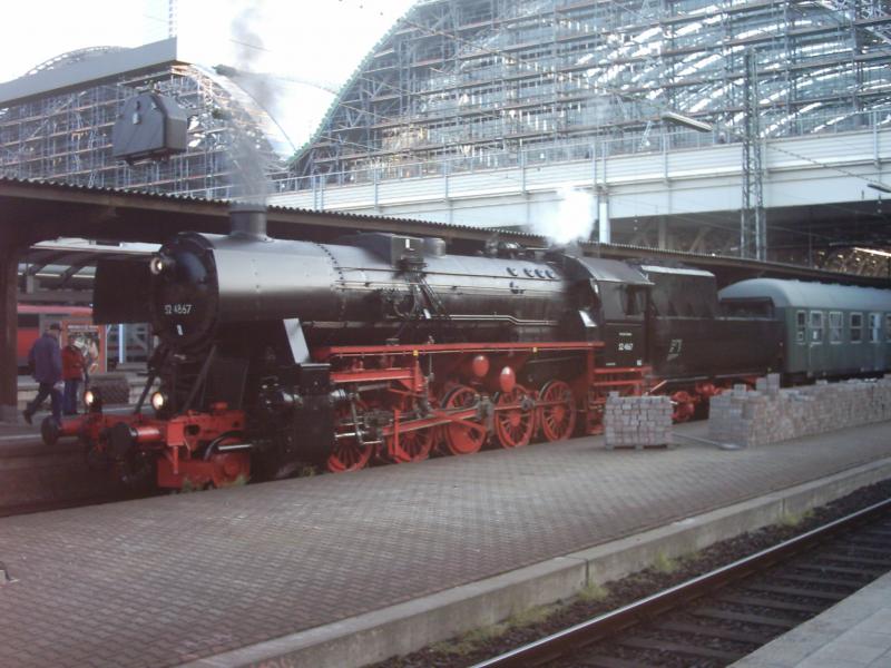 Baureihe 52 4867 kuppelte sich am Sonderzug nach Bad Drkheim an, und wartet auf die Abfahrt am 23.04.2005.