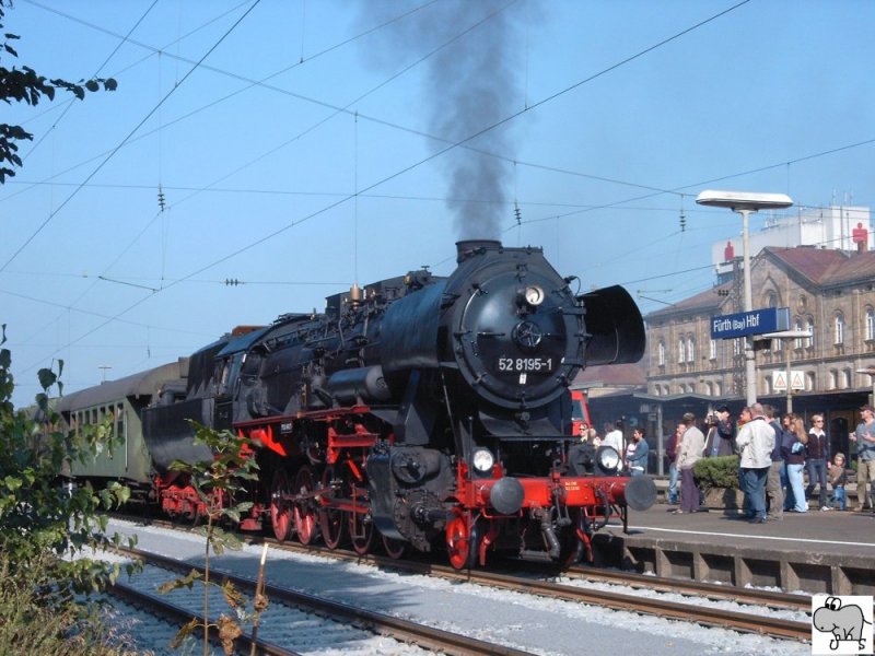 Baureihe 52 8195-1 bei der Ankunft in Frth / Bayern. Anlsslich des 1000 jhrigen Stadtjubilums am 15. / 16. September 2007 kam sie am Sonntag morgen mit ihren Sonderzug nach Frth zur dort stattfindenden Fahrzeugparade.
Die Aufnahme entstand am 16. September 2007