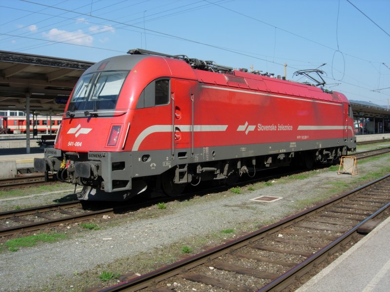 Baureihe 541 der Slowenischen Eisenbahn steht in Villach Hauptbahnhof am 12.04.07