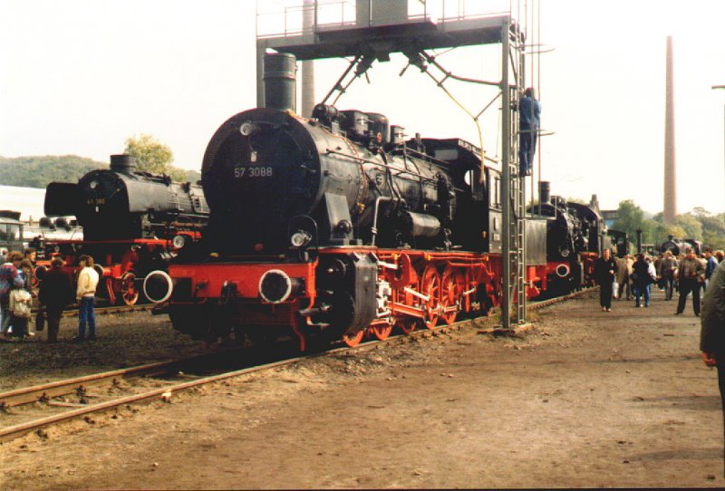 Baureihe 57 unter der Besandungsanlage in Bochum-Dahlhausen 1985 (eingescannter Papierabzug)
