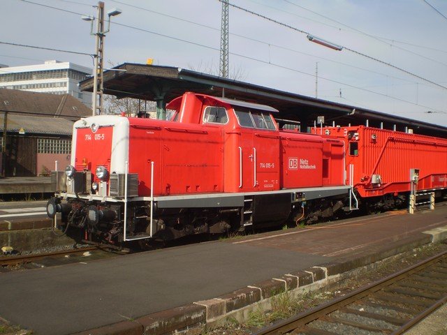 Baureihe 714 015-5 der DB Netz Notfalltechnik steht mit Rollmatrial in Kassel Hauptbahnhof  am 03.05.08 @ Steve Parusel