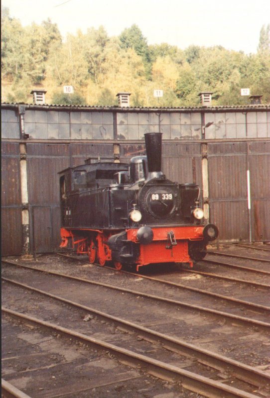 Baureihe 89.3 vor dem Ringlokschuppen in Bochum-Dahlhausen 1985 (eingescannter Papierabzug)
