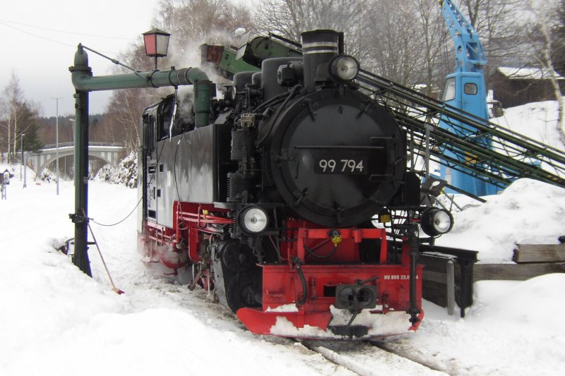 Baureihe 99 794 der Fichtelbergbahn wird Anfang Mrz 2005 nach einem nchtlichen Schneechaos aus dem Lokschuppen gefahren und fr den Einsatz vorbereitet. Die Lok bekommt hier Wasser und Kohle.