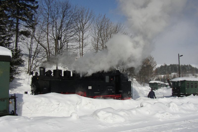 Baureihe 99 794 der Fichtelbergbahn wird Anfang Mrz 2005 nach einem nchtlichen Schneechaos aus dem Lokschuppen gefahren und fr den Einsatz vorbereitet. Der Schneepflug hat vorher bereits die Scheinen  freigeschoben.