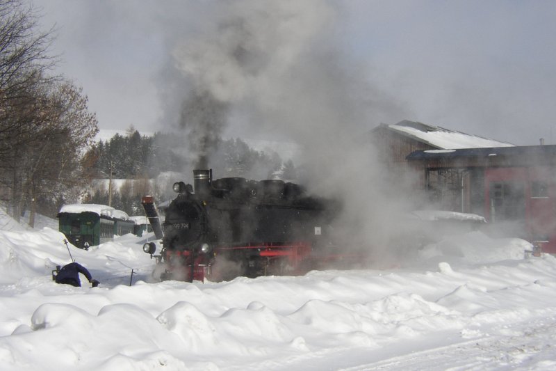Baureihe 99 794 der Fichtelbergbahn wird Anfang Mrz 2005 nach einem nchtlichen Schneechaos aus dem Lokschuppen gefahren und fr den Einsatz vorbereitet. Der Schneepflug hat vorher bereits die Scheinen  freigeschoben.