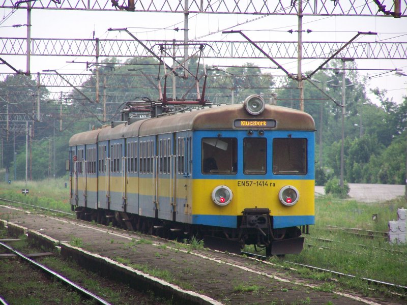 Baureihe. EN57-1414ra im Bahnhof Olesno. Dieser Zug fur als RE von Katowice nach Kluczbork. Aufgenommen am 05.06.07