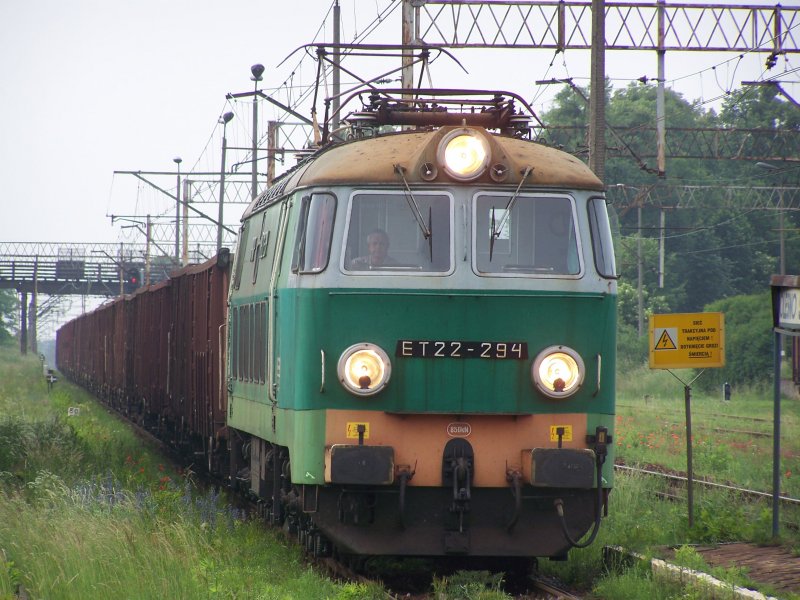 Baureihe: ET22-294 mit einem leeren Gterzug Gz durchfhrt am 05.06.07 den Bahnhof Olesno. Dieser Zug fuhr vom Norden in den Sden, hohlt dort Kohle und kommt vollbeladen vom Sden zurck in den Norden.