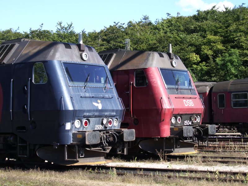 Baureihe ME in alter und neuer Lackierung warten im Bahnhof Nykbing/F.