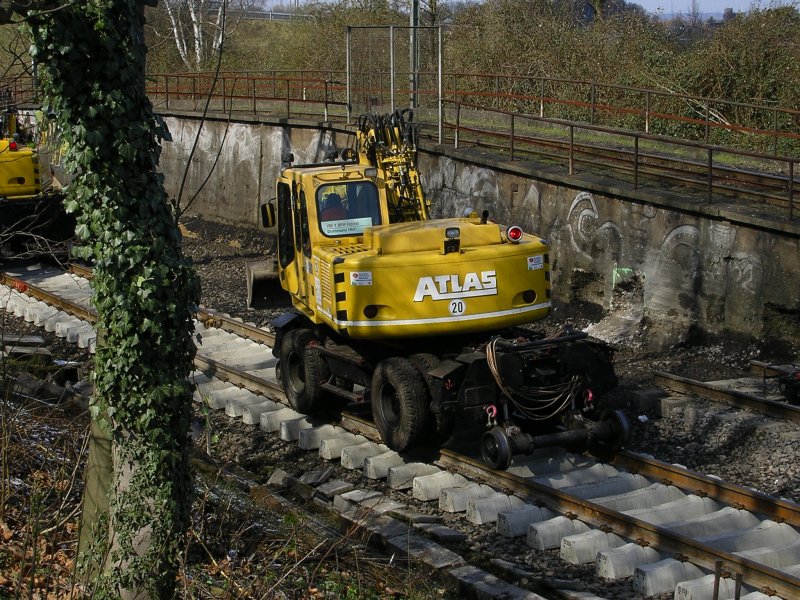 Baustelle Dortmund Mengede,Bagger mit Schild  RE1 NRW DO Hbf. 
planiert grob das 2. Gleisbett.(23.03.2008)