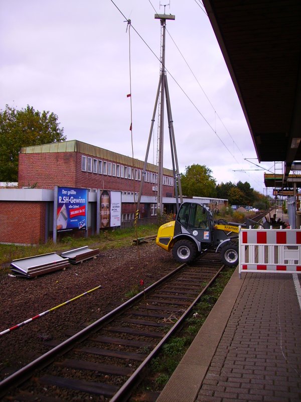 Baustelle Elmshorn. Der Bahnsteig der Gleise 2 und 3 bekommt einen Fahrstuhl. Der dafr bentigte Radlader parkte man einfach auf dem gesperrten Gleis 3. Aufnahme vom 12.10.07