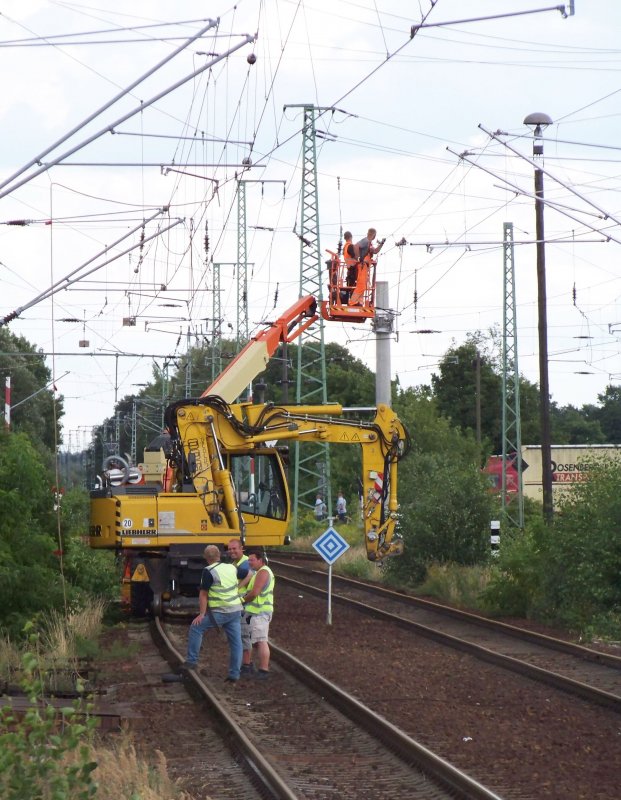 Bautrupp bei der Arbeit am 08.08.2008 in Lbbenau/Spreewald. Hier wird gerade die Oberleitung in Richtung Cottbus saniert. 