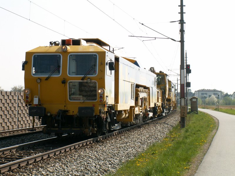 Bauzug am 11.4.2007 Richtung Linz unterwegs, hier zwischen Ansfelden und Nettingsdorf