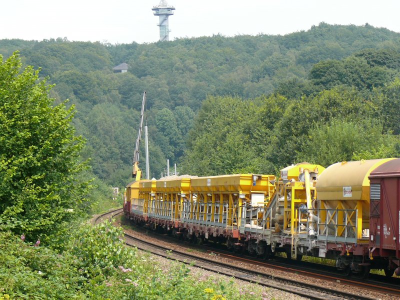 Bauzug auf der Linie 24 in Gemmenich/Botzelaer. Gut erkennt man wie der Kran auf dem letzten Waggon den Mast hochhebt und in das schon vorher vorbereitete Fundament herablsst. Den Rest bernehmen dann die anderen Waggons, die das Fundament mit Zement zugiessen. Aufgenommen am 27/07/2008.