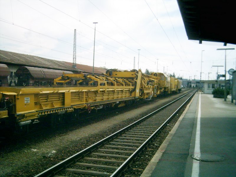 Bauzug der Fa. Leonard Weis auf Gleis 4 im Bahnhof Villingen (Schw.), vermutlich fr die kommende Woche wo das Gleis zwischen St.Georgen und Villingen erneuert wird