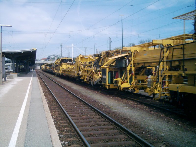 Bauzug der Fa. Leonard Weis auf Gleis 4 im Bahnhof Villingen (Schw.), vermutlich fr die kommende Woche wo das Gleis zwischen St.Georgen und Villingen erneuert wird