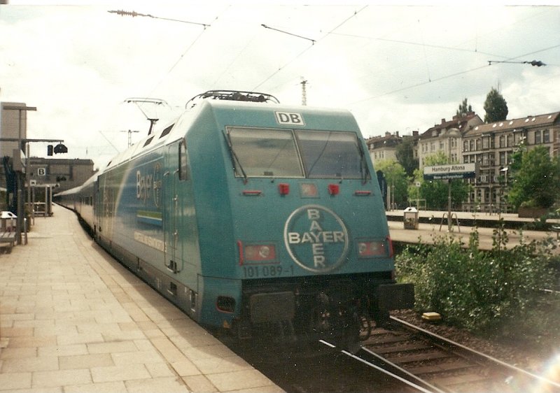 BAYER-101 089 im August 2000 mit einem IC abfahrbereit in Hamburg Altona.