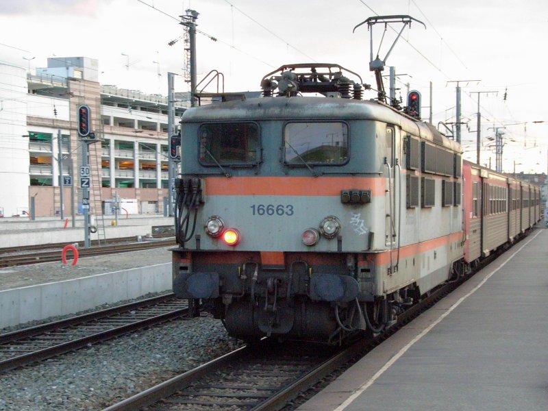 BB 16663 schiebt den Wendezug TER 831337-9 (Straburg ab 18:00) nach Selestat.
Im Jahr 2008 soll der Einsatz dieser recht betagten Garnituren enden. Sie werden durch Elektrotriebwagen ersetzt.

03.03.2007 Strasbourg 