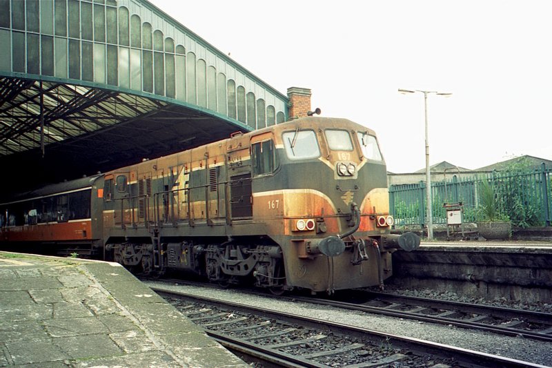 BB 167 mit Personenzug Richtung Mallow wartet in Cork auf die Abfahrt. 
(Juni 2001) 