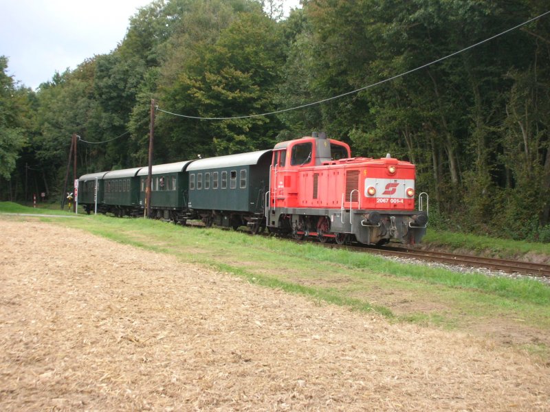 BB 2067 001 mit Sonderzug 16685 Graz - Bad Radkersburg am 21.9.08 bei km 28,0 kurz nach Halbenrain.