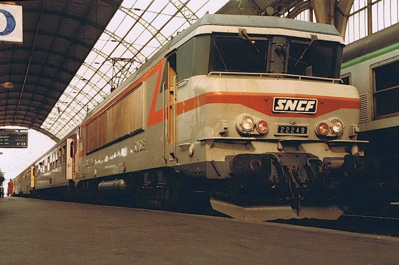 BB 22 249 mit einen Schnellzug Richtung Italien steht abfahrbereit in Nice.
(Juni 1985/gescanntes Foto)