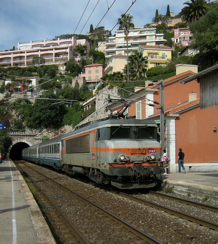 BB 22 324 mit dem aus FS Wagen bestehenden EC 139 Nice - Milano bei Villefranche sur Mer am 22. April 2009