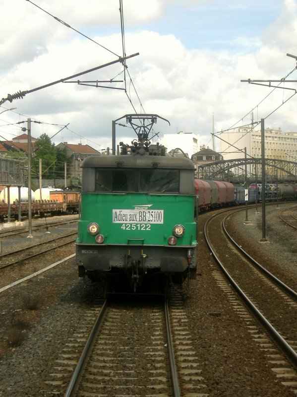 BB 25122 mit Gterzug in Metz.  
–Adieu Baureihe BB25100- Die franzsischen Eisenbahner verabschieden sich von dieser Baureihe.

28.05.2006
