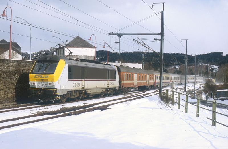 BB 3019 + IR 114 Luxembourg - Gouvy - Li�ge - Liers. Einfahrt Bahnhof Troisvierges am 27/02/2005.