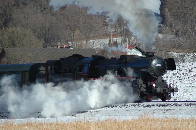 B&B 52.1227 verl��t mit Volldampf am 13.2.05 den Haltestelle Oisnitz-St. Josef 
