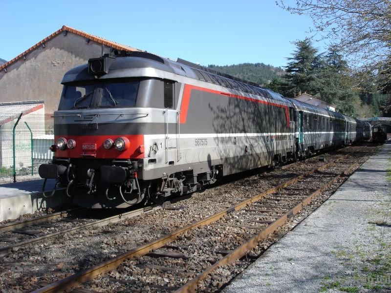 BB 67400 mit dem selben Zug etwas spter in Gnolhac. 19.04.2006