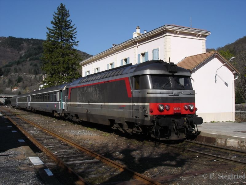 BB 67400 mit einem TER Clermont-Ferrand--Nmes in Villefort. 19.04.2006