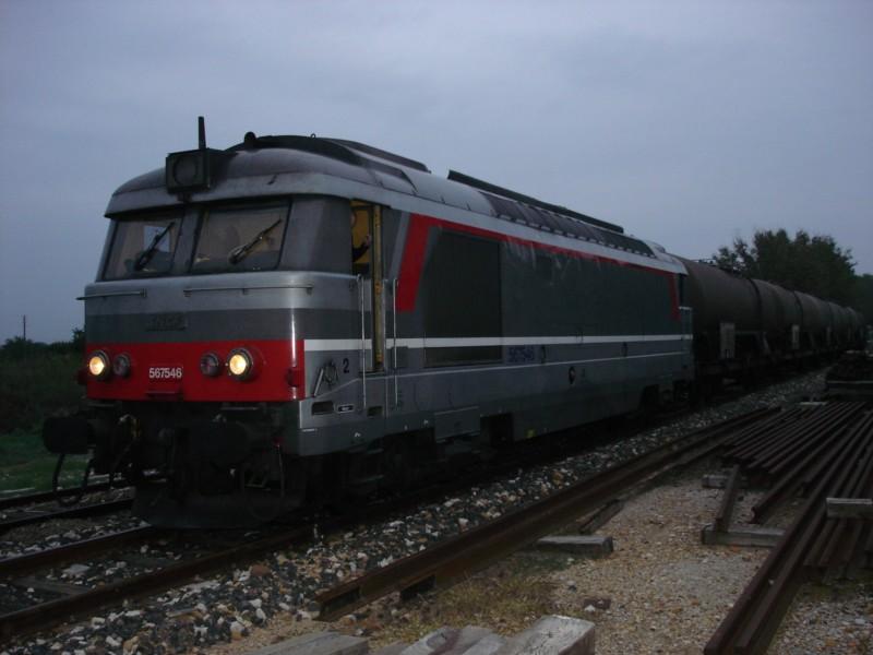 BB 67400 in Vauvert. Die Y 8400 wird die Wagen anschliessend nach St. Gilles bringen(Siehe einige Bilder weiter oben). Vauvert den 12.10.2005.
BB 67400  Vauvert. La Y 8400 apportera ensuite les wagons  St. Gilles (voyez ci-dessus). Vauvert le 12.10.2005.