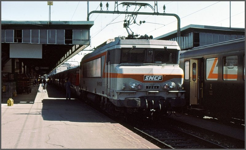 BB 7284 bernimmt in Genve den Catalan-Talgo von Zrich nach Barcelona und befrdert ihn bis Valence. (Archiv 04/84)