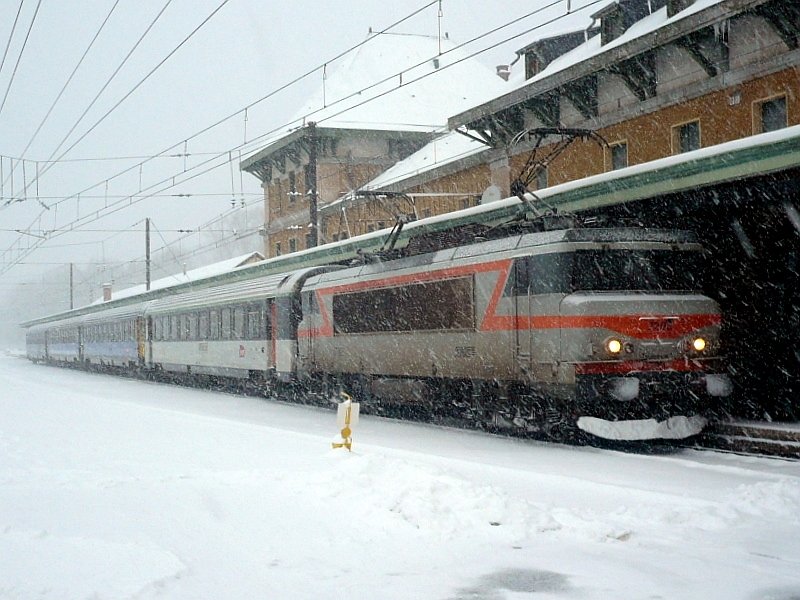 BB 7293 mit Nachtzug Paris-Austerlitz - Latour de Carol-Enveitg ist am 06.03.2008 am Ziel angekommen.