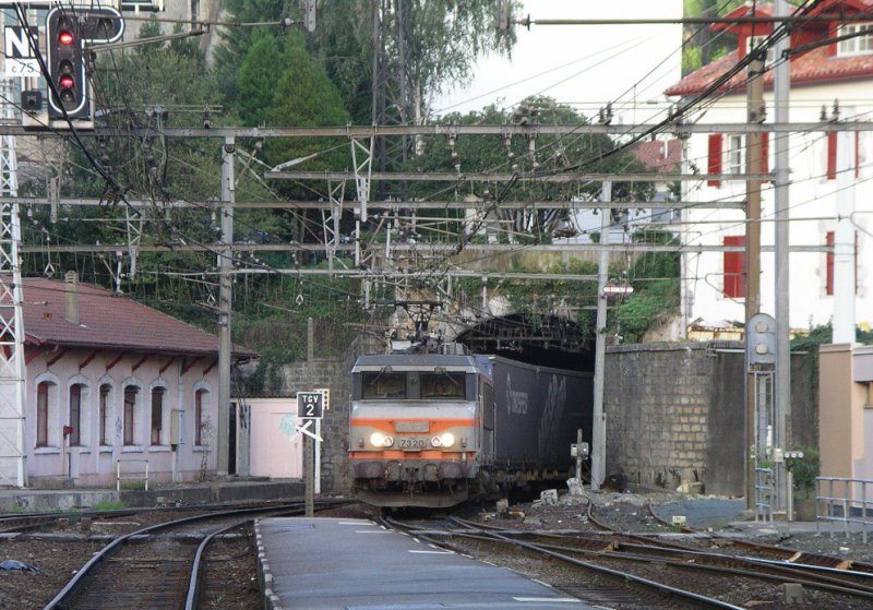 BB 7320 

fhrt mit einem Gterzug aus dem Tunnel am Bahnhof Bayonne
in Richtung Norden

Bayonne 
22.09.2004