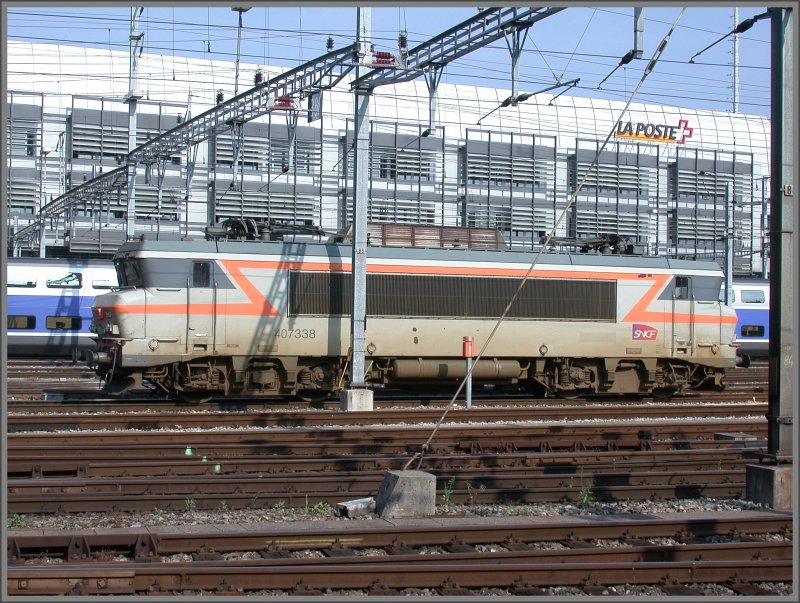 BB 7338 abgestellt in Genve vor dem Gebude der Post. (05.06.2007)