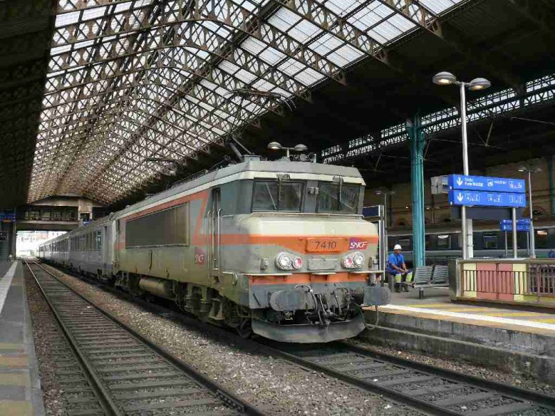 BB 7410 fhrt mit ihrem TER-Regionalzug im Bahnhof Lyon-Perrache an.
Hierzu hat sie kurz beide Stromabnehmer angelegt, um die vom Fahrdraht bei 1500 Volt Gleichspannung flieenden Strme zu begrenzen. Wenige Augenblicke spter wird der vordere Panto wieder gesenkt.

09.06.2007 
