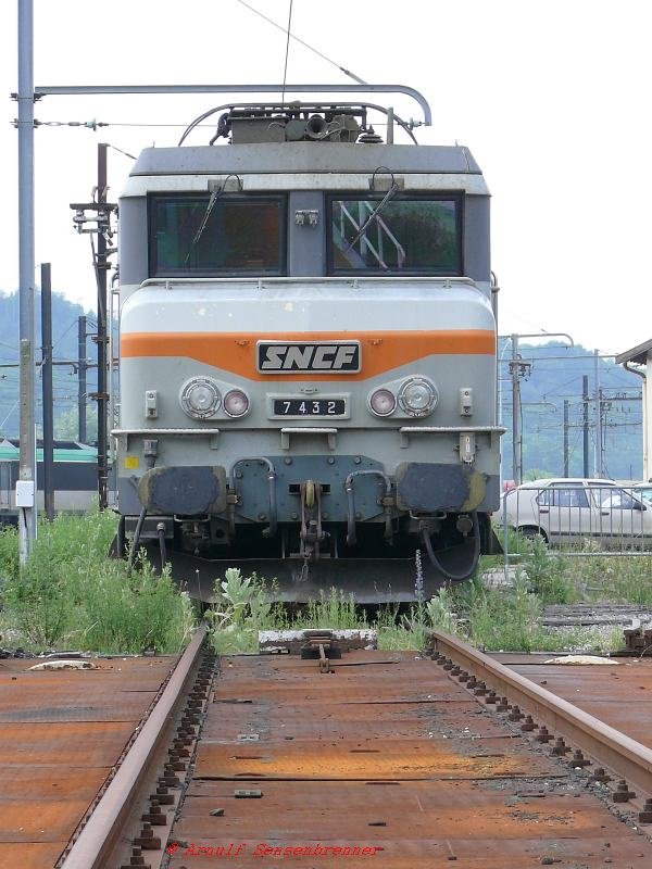 BB 7432 vor der Drehscheibe der Rotonde.

08.06.2007 Ambrieu Dpot 
