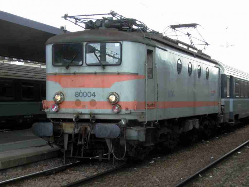 BB 80004 (Kasten ex BB8247 und Drehgestelle ex BB8175) ist die Lok mit der niedrigsten Nummer ihrer Reihe, welche noch aktiv ist.

Die Baureihe BB 80000: die letzten der gesamten „BB Midi“ genannten Bo´Bo´-Loks .
Ab 1926 beschaffte die franzsische Sdbahn (Midi) diese Loktypen mit groem Erfolg.
In Folge beschafften auch die Bahnen P.O.(Paris-Orlans) und Etat, sowie nach der Verstaatlichung der Bahngesellschaften 1938 auch die SNCF diese bewhrten Loks. 
Die letzte Serie wurde als Reihe BB8100 kurz nach dem Krieg von 1948-1955 an die SNCF geliefert. 12 Loks aus dieser Serie wurden 1995-97 noch fr Rangieraufgaben umgerstet und in die Reihe BB80000 umbenannt.
Dies sind heute die ltesten aktiven Loks der SNCF.

27.06.2007 Paris-Austerlitz

