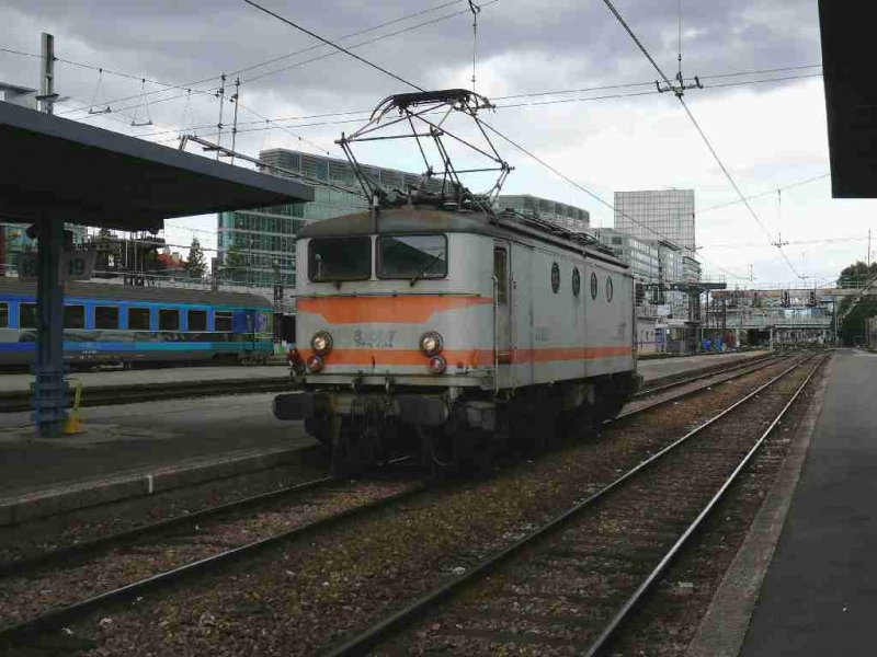 BB 80007 (ex BB8121) ist die lteste aktive Lok der SNCF, da die BB8121 im Ursprung 1949/50 erbaut wurde.

Ein Bahner, der wohl gern Scherzkekse isst, hat die Beschriftung  um   James Bond  ergnzt.

Die Reihe BB8100 wurde kurz nach dem Krieg von 1948-1955 an die SNCF geliefert. Die besterhaltenen 12 Loks aus dieser Serie wurden 1995-97 noch fr Rangieraufgaben umgerstet und in die Reihe BB80000 umbenannt. Die BB8121 war die lteste Lok, die umgebaut wurde.

27.06.2007 Paris-Austerlitz
