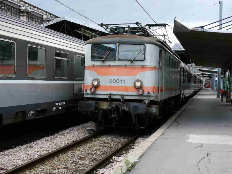 BB 80011 (ex BB8188) im Bahnhof Paris-Austerlitz.

Die Baureihe BB 80000: die letzten der gesamten „BB Midi“ genannten Bo´Bo´-Loks .
Ab 1926 beschaffte die franzsische Sdbahn (Midi) diese Loktypen mit groem Erfolg.
In Folge beschafften auch die Bahnen P.O.(Paris-Orlans) und Etat, sowie nach der Verstaatlichung der Bahngesellschaften 1938 auch die SNCF diese bewhrten Loks. 
Die letzte Serie wurde als Reihe BB8100 kurz nach dem Krieg von 1948-1955 an die SNCF geliefert. Die besterhaltenen 12 Loks aus dieser Serie wurden 1995-97 noch fr Rangieraufgaben umgerstet und in die Reihe BB80000 umbenannt. Dies sind heute die ltesten aktiven Loks der SNCF.

27.06.2007 Paris-Austerlitz
