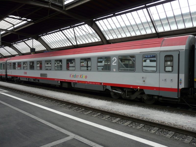 BB - Personenwagen 2 Kl. ( Kinder Kino ) Bmz 61 81 20-91 031-9 im Hauptbahnhof von Zrich am 06.05.2009